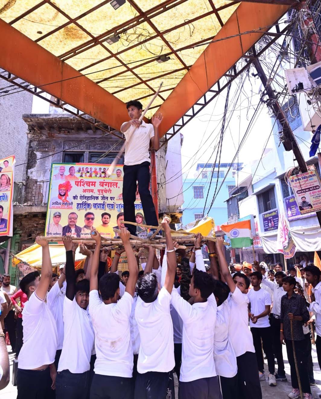 Yagya Yatra was taken out with great pomp in Bilsi, people gave a grand welcome.