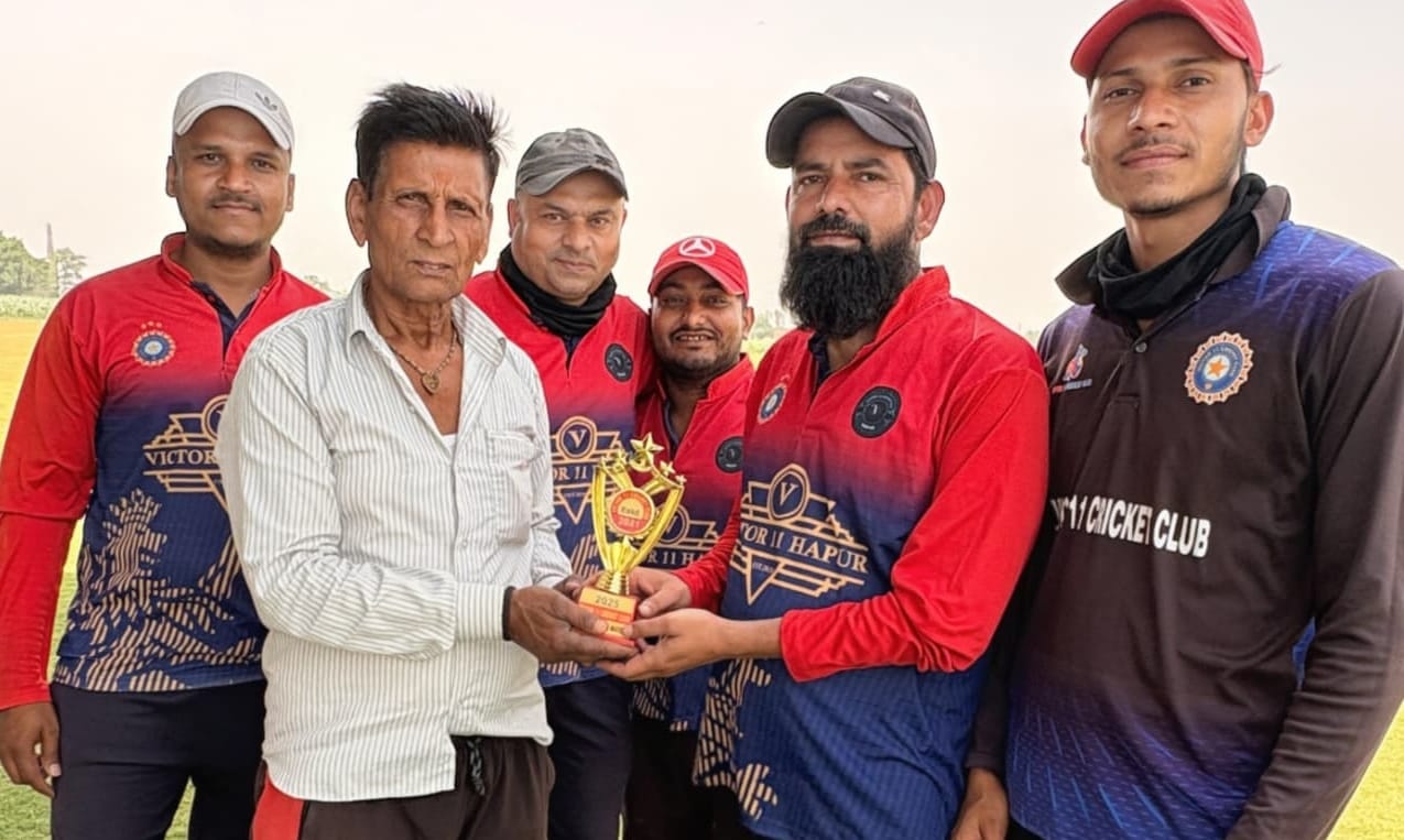 यूके क्रिकेट एकेडमी में आयोजित क्रिकेट मैच में सम्मानित होते खिलाडी। संवाद