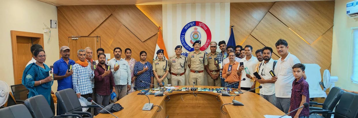 Police with the help of the Cyber Cell recover lost mobile phones worth ₹40 lakh people faces light up upon
