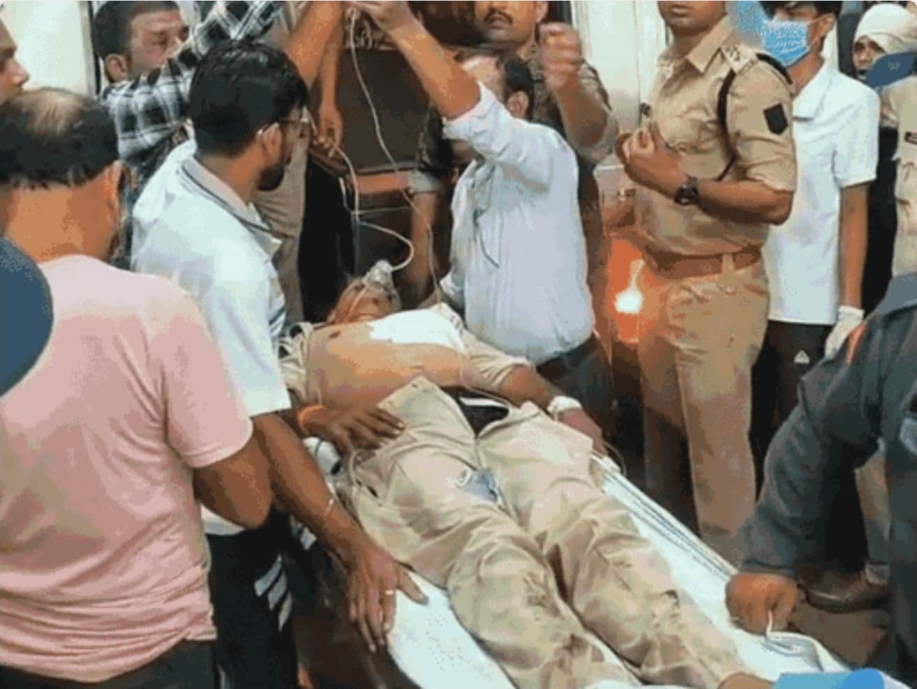 अस्पताल में जारी इलाज
