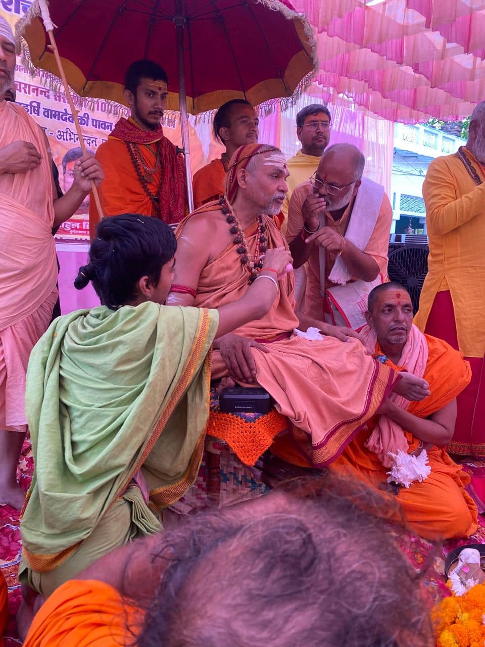 अतर्रा में कार्यक्रम के दौरान मौजूद शंकराचार्य का स्वागत करते भक्त। संवाद