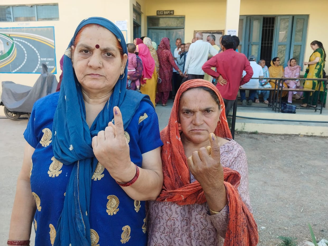 The first phase of Panchayat Raj elections began in Solan.

Queues formed from 7:00 am.