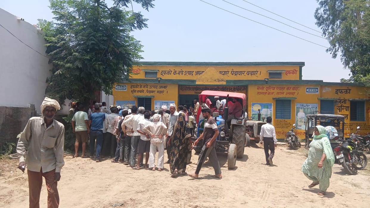 Farmers create ruckus at the committee for not getting fertilizer