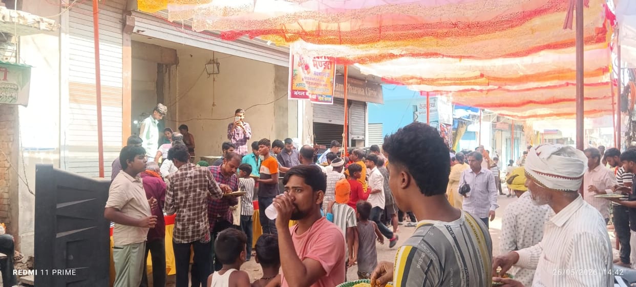 Bhandaras were organized at various locations in the name of Bajrang Bali, while chants of victory continued to reverberate.