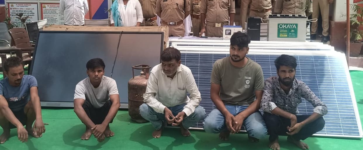 Police caught an inter-district gang of thieves while taking stolen goods to Jaunpur for sale, five arrested.