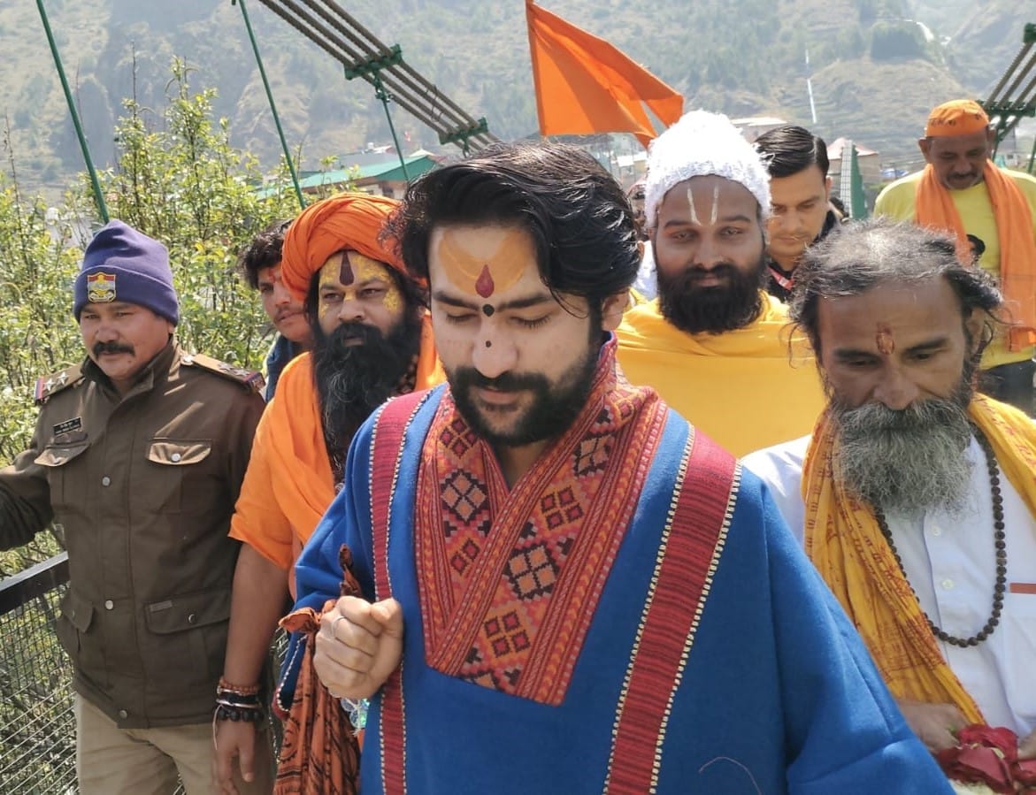 बदरीनाथ में कथा स्थल के लिए जाते बागेश्वर धाम के धीरेंद्र शास्त्री। स्रोत: जागरुक पाठक