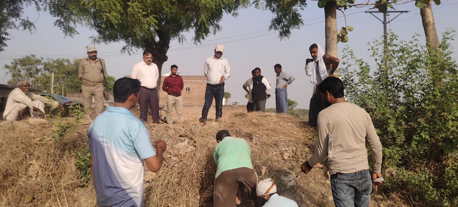 चायल के दरियापुर में आयोजित कैंप में भूमि विवाद का निस्तारण करते एसडीएम। स्त्रोत- जिला प्रशासन