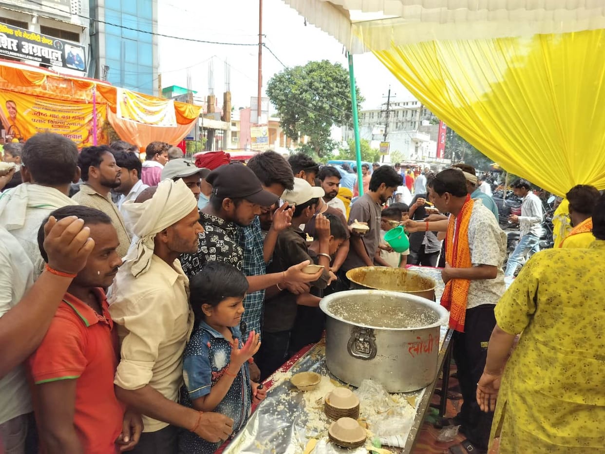 Cheers for the son of the wind echoed, food distribution took place everywhere.