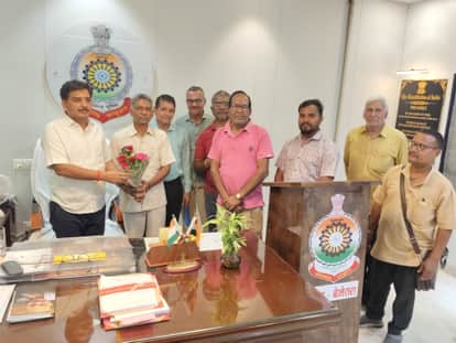 Treasure Worth ₹30 Lakh Found on the Road Journalist Returns It Police Left Stunned Upon Seeing the Gold Silv