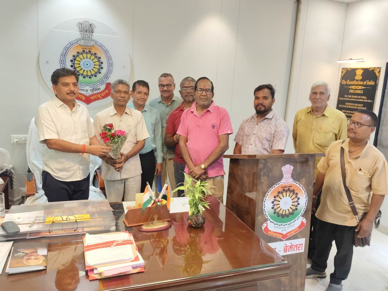 Treasure Worth ₹30 Lakh Found on the Road Journalist Returns It Police Left Stunned Upon Seeing the Gold Silv