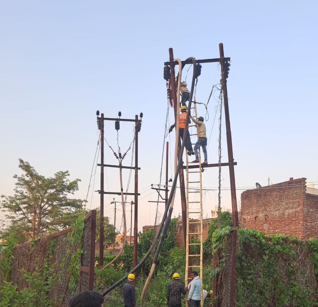 The storm left behind a disaster... electricity has not returned in many areas even after 40 hours