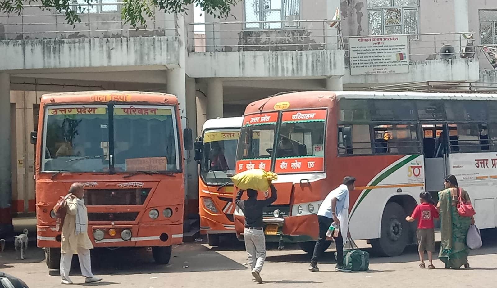 फोटो - 04 खुले में बस स्टैंड में खड़ी बसें। संवाद