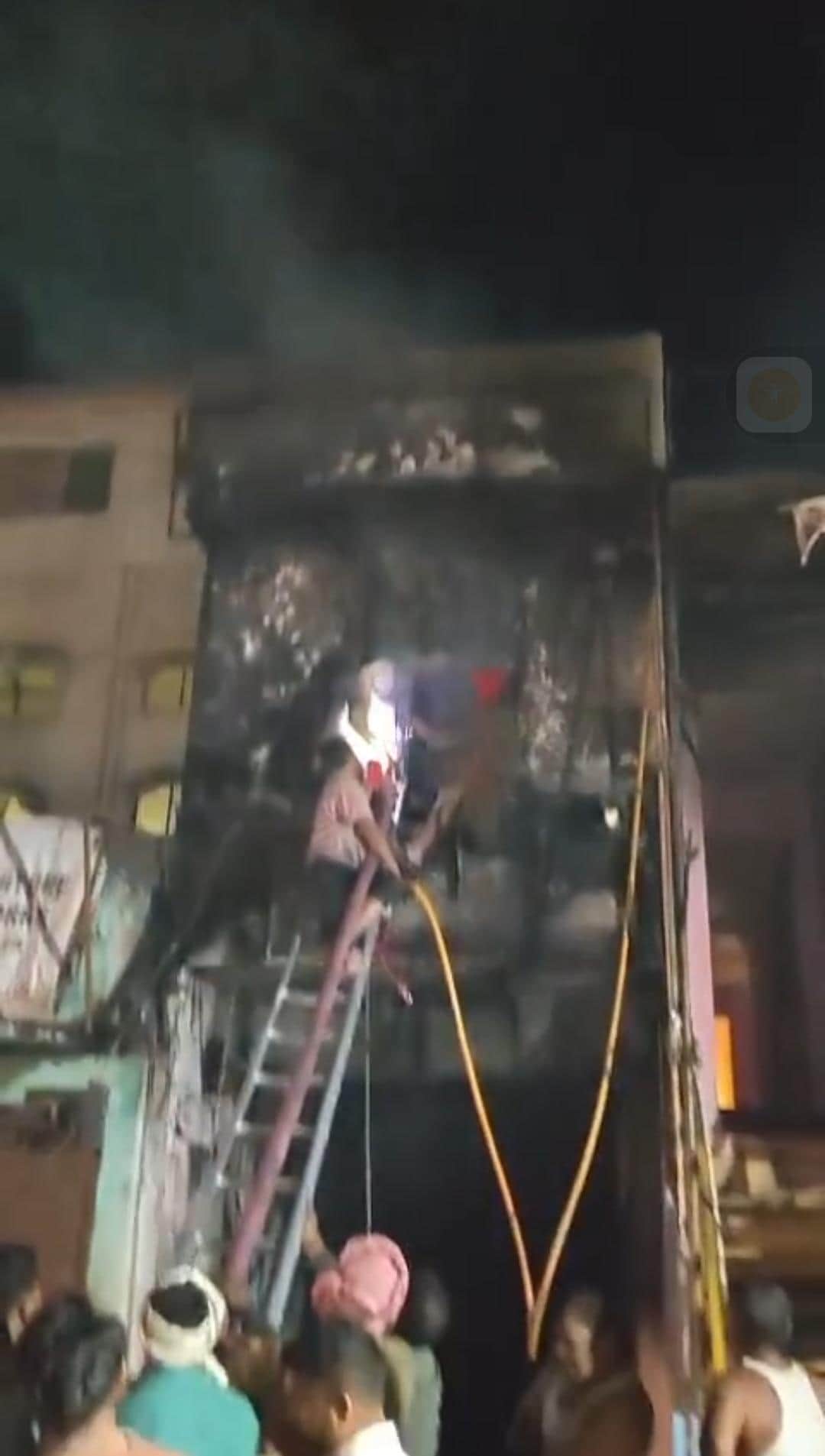 A short circuit caused a fire in a jeweler's house, burning cash and jewellery to ashes.
