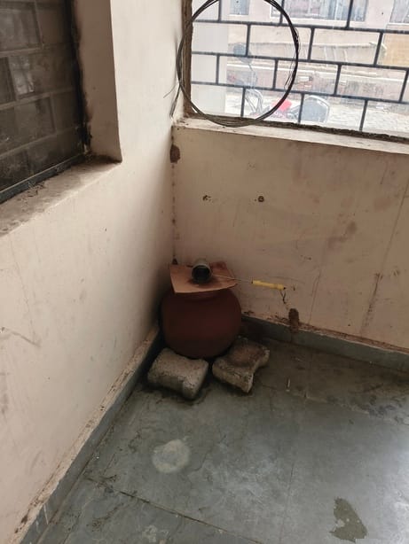 Drinking water supply fails in government offices, complainants arrive with bottles