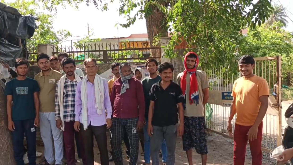 People troubled by the power cuts surrounded the SDO office.