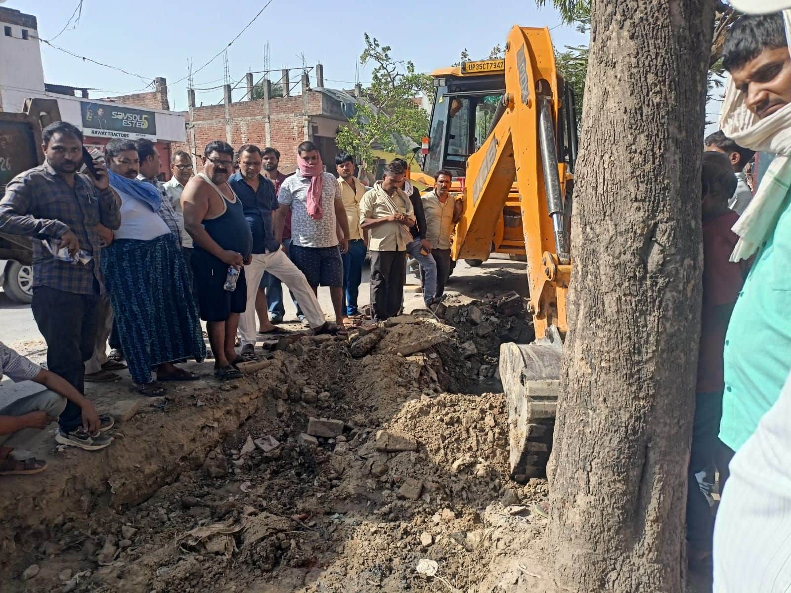 फोटो-9- नाली तोड़ने का विरोध करते  ग्रामीण। संवाद