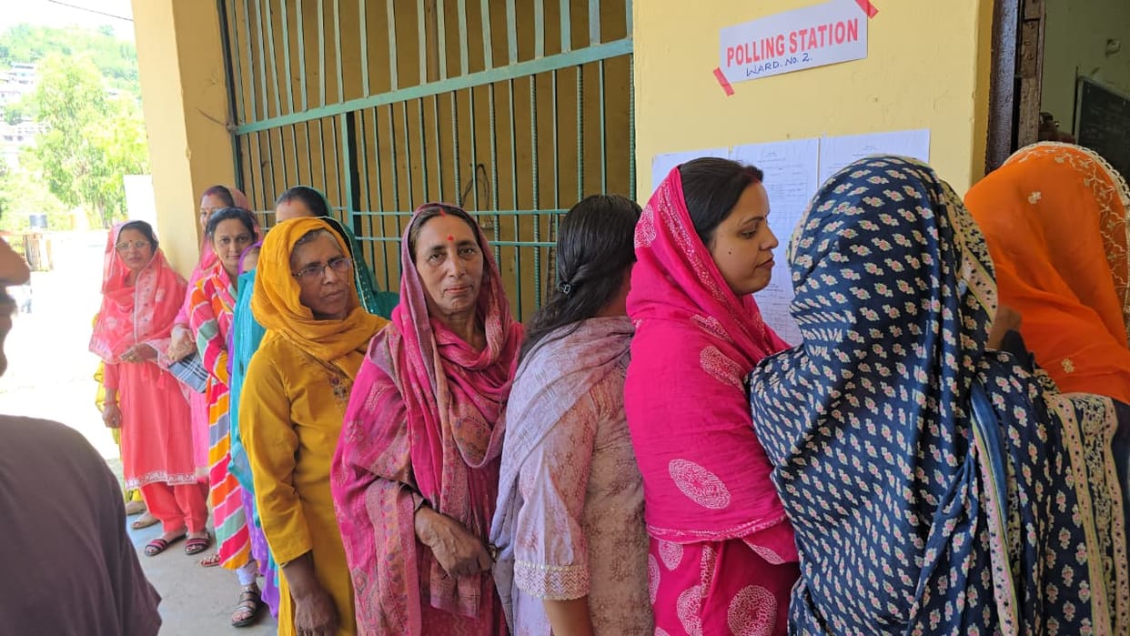 Voting at polling booths increased in the morning, but the pace slowed in the afternoon, with voter turnout rising.