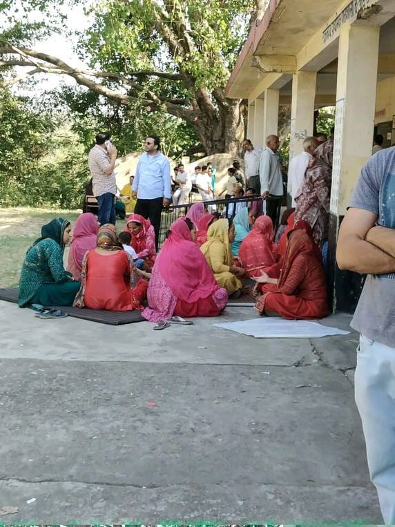 Voters queued up in Gram Panchayat Nara till 6 pm