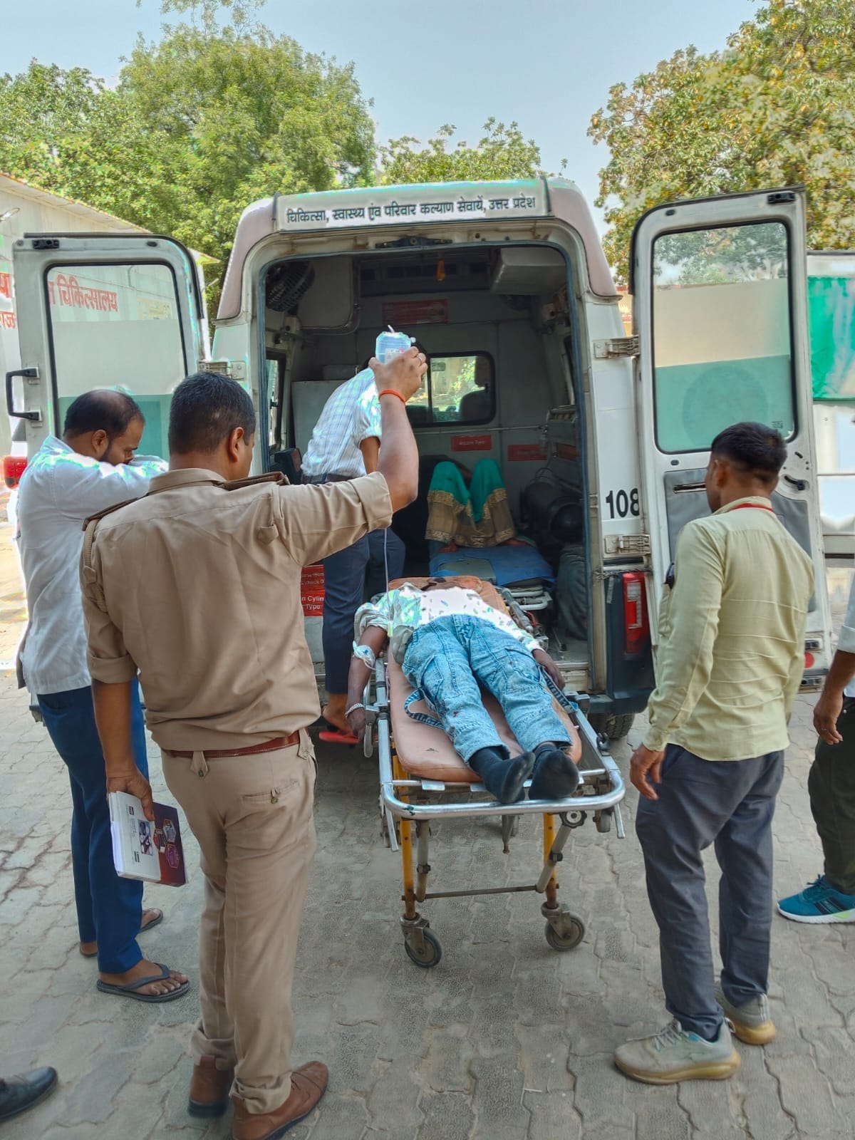 घायल रंजीत को एंबुलेंस से अस्पताल ले जाती पुलिस। स्रोत पुलिस