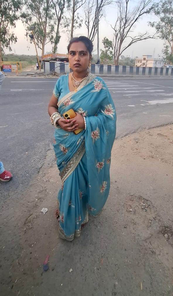 हाईवे पर खड़ी लूट पीड़िता बबीता। स्रोत परिजन