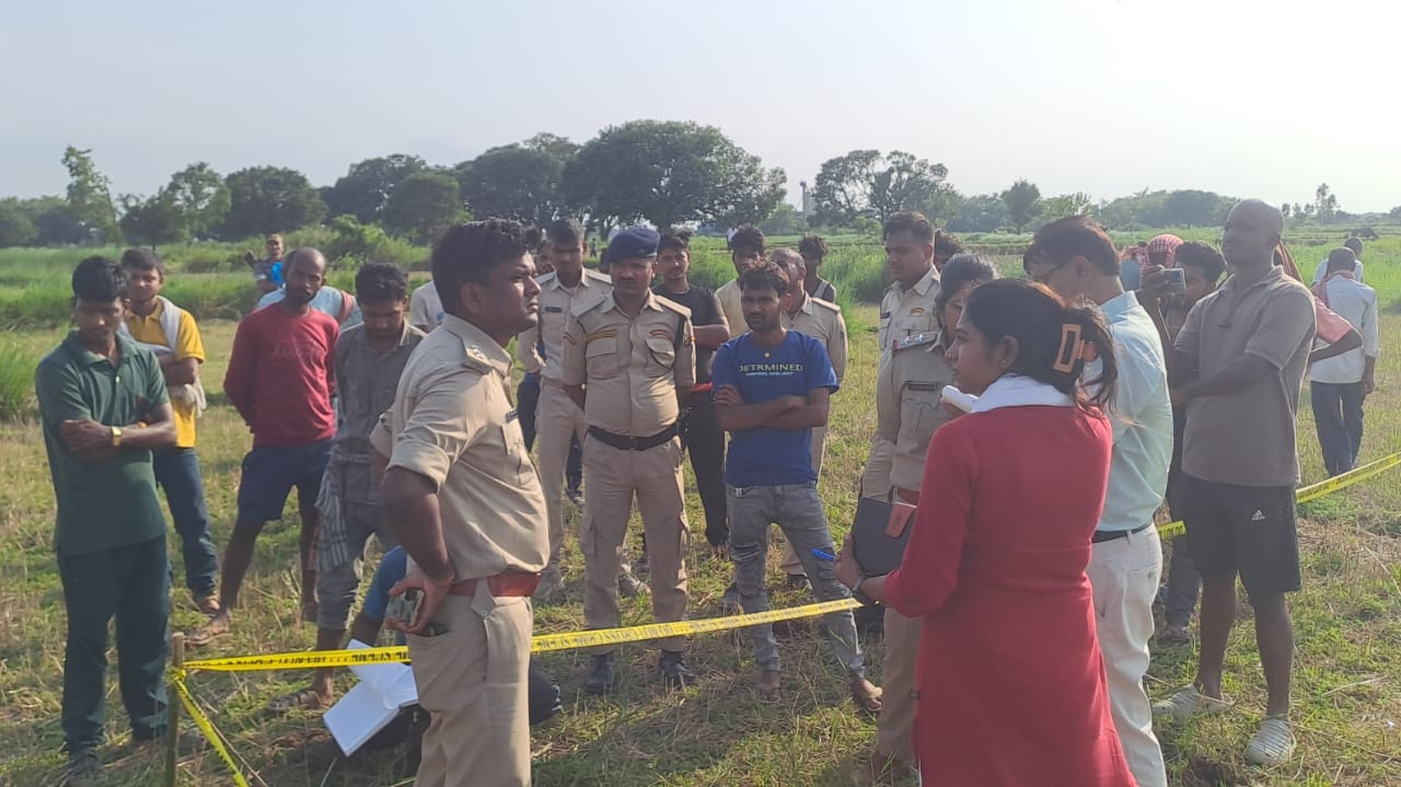 घटनास्थल पर जांच करती पुलिस