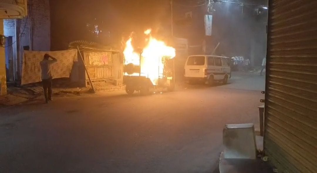 E rickshaw catches fire, driver saves life by jumping out