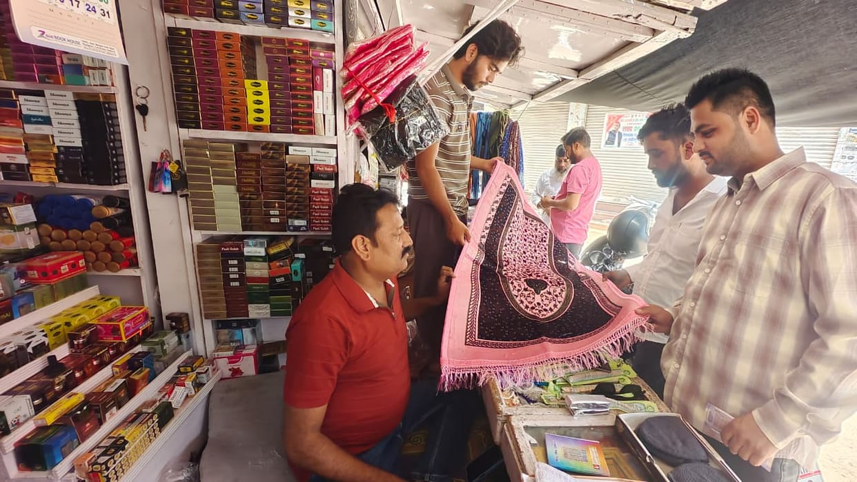 The market was decorated with caps, perfumes and vermicelli