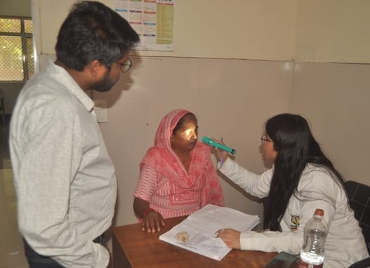 जिला अस्पताल की ओपीडी में आंखों की जांच करतीं चिकित्सक। संवाद