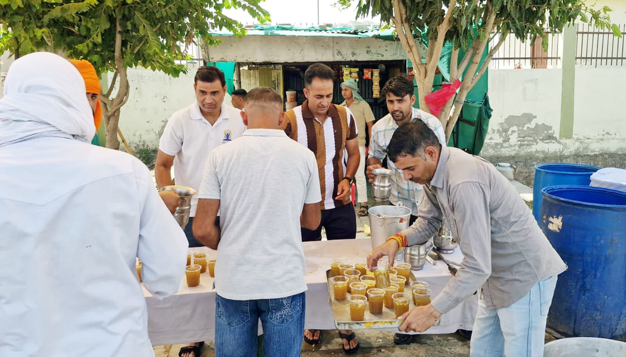 The employees of the Mini Secretariat set up a stall and provided water service.