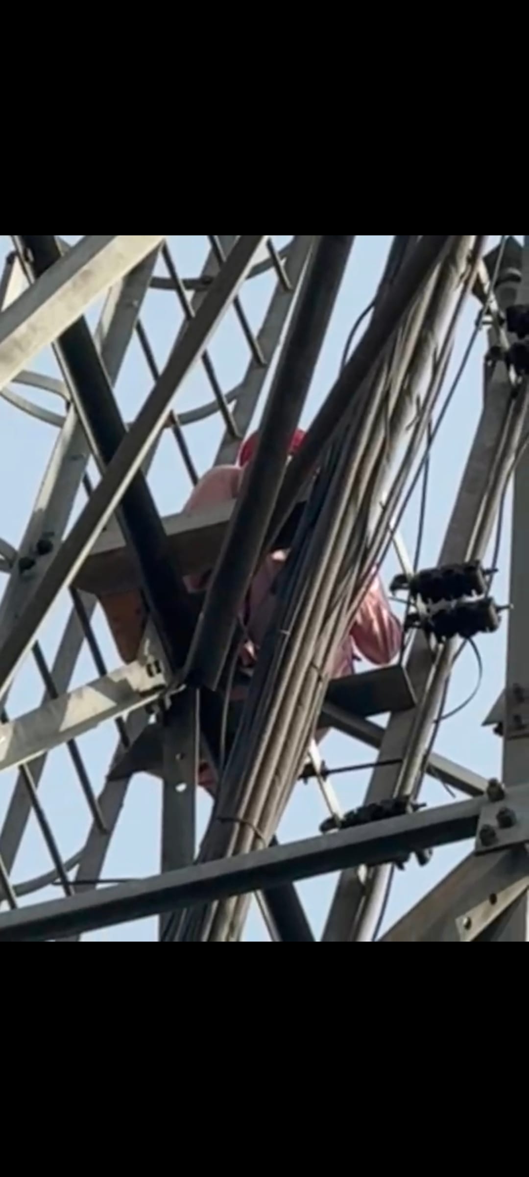 When the family rejected the couple's love marriage, the daughter-in-law climbed a mobile tower.