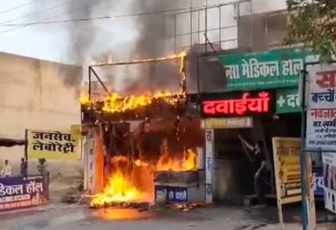 Fire at the medical store while welding on the shed, girl safely rescued