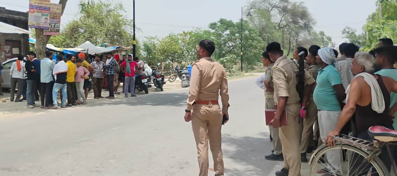 महेशगंज थाना क्षेत्र के जगापुर में युवक के फांसी लगाकर आत्महत्या करने के बाद जुटी भीड़। पुलिस