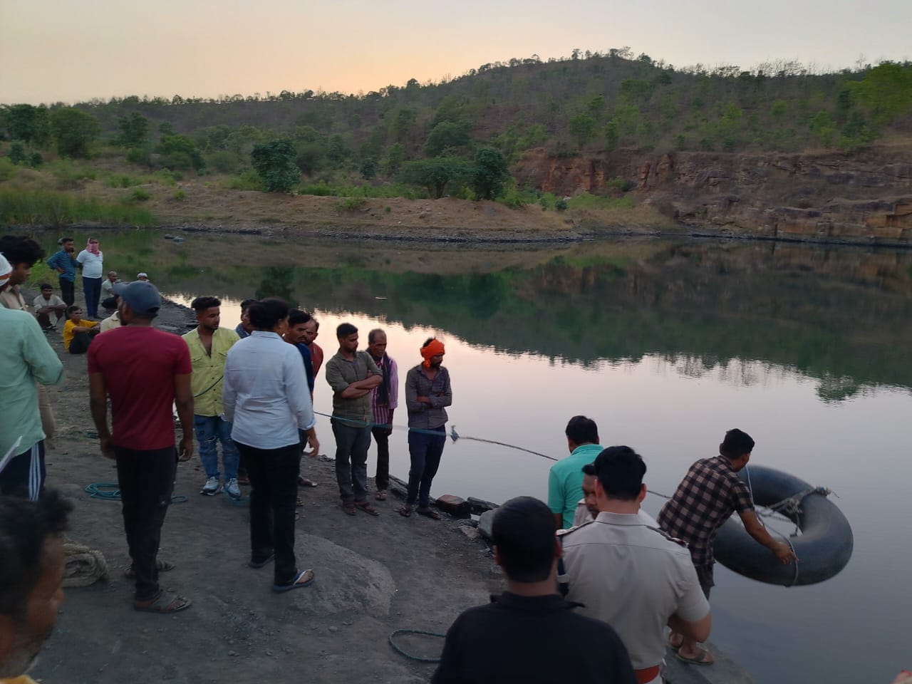 मौके पर मौजूद टीम