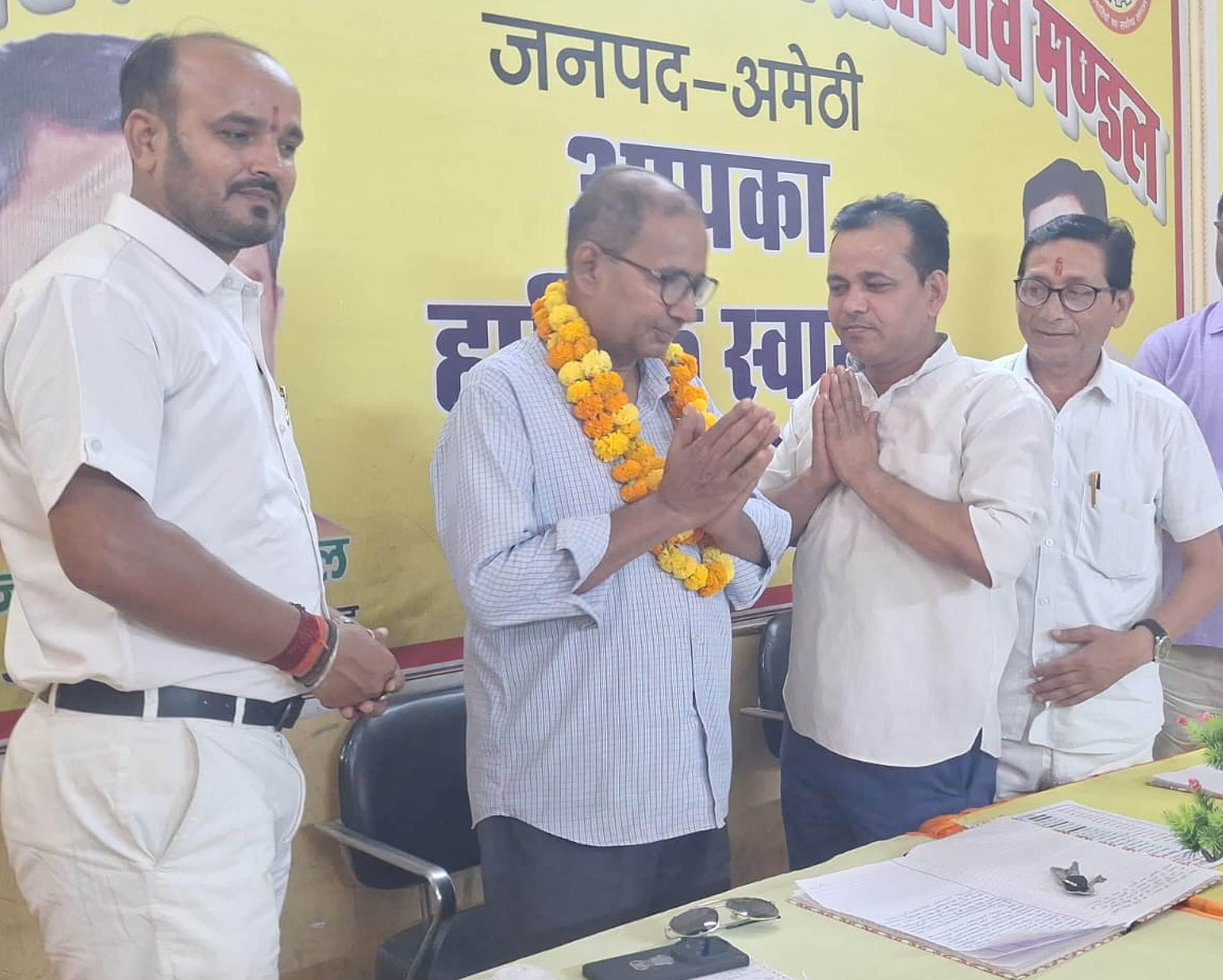  मनोनीत पदाधिकारियों को माला पहनाकर स्वागत करते व्यापार मंडल जिलाध्यक्ष व अन्य। स्रोत: संगठन