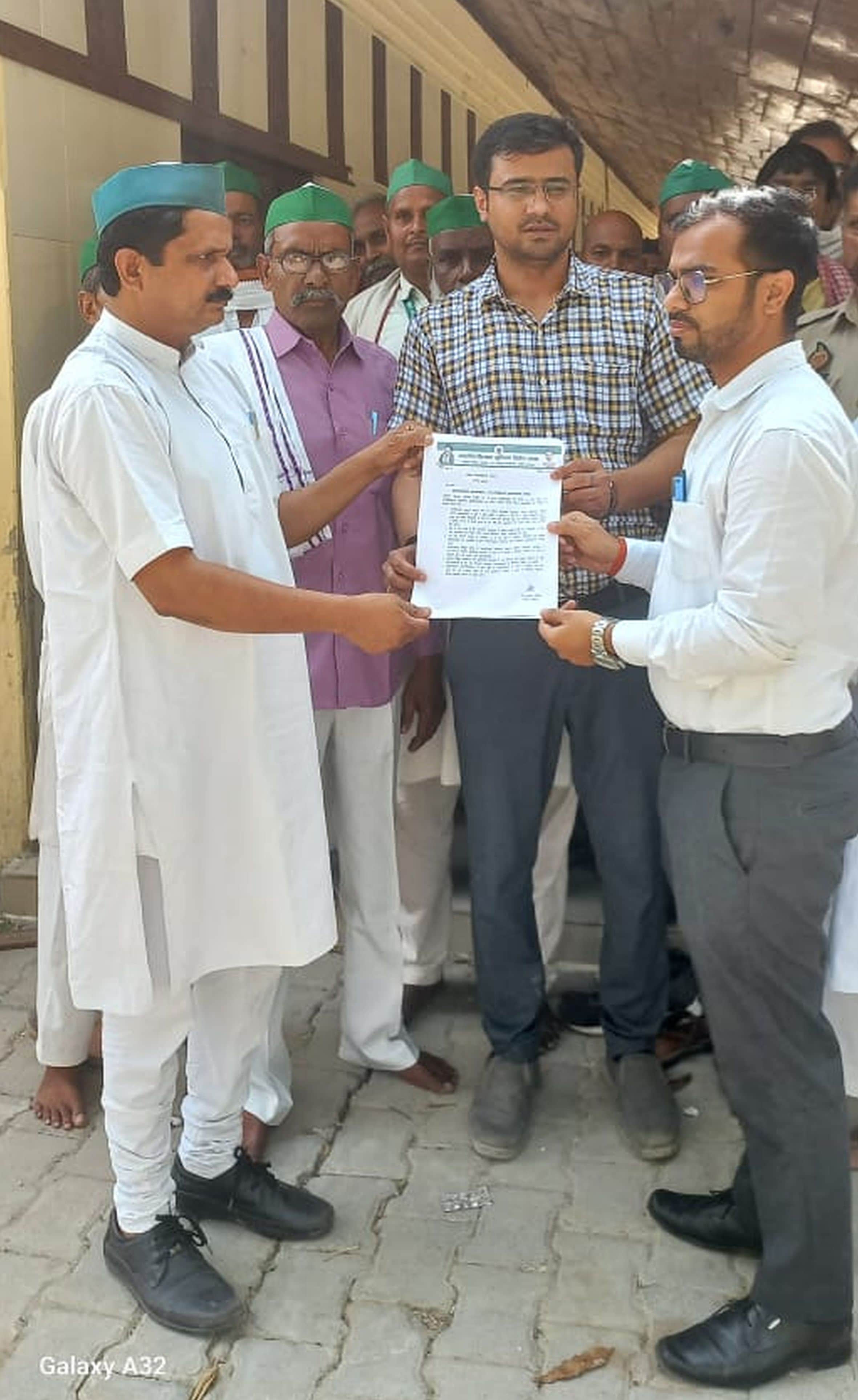 . मुसाफिरखाना में एसडीएम को ज्ञापन देते संगठन के पदाधिकारी। -स्रोत: संगठन