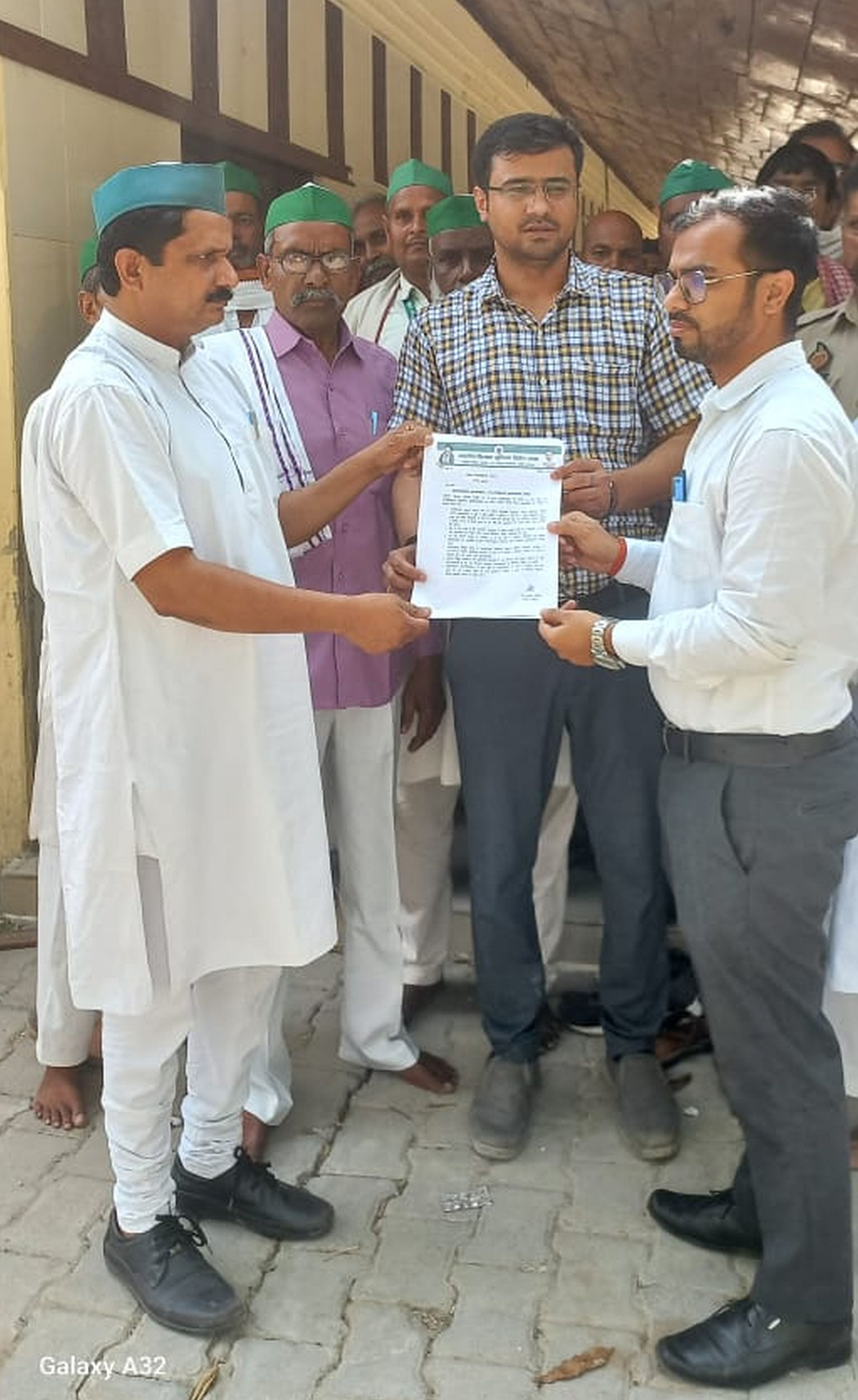 . मुसाफिरखाना में एसडीएम को ज्ञापन देते संगठन के पदाधिकारी। -स्रोत: संगठन