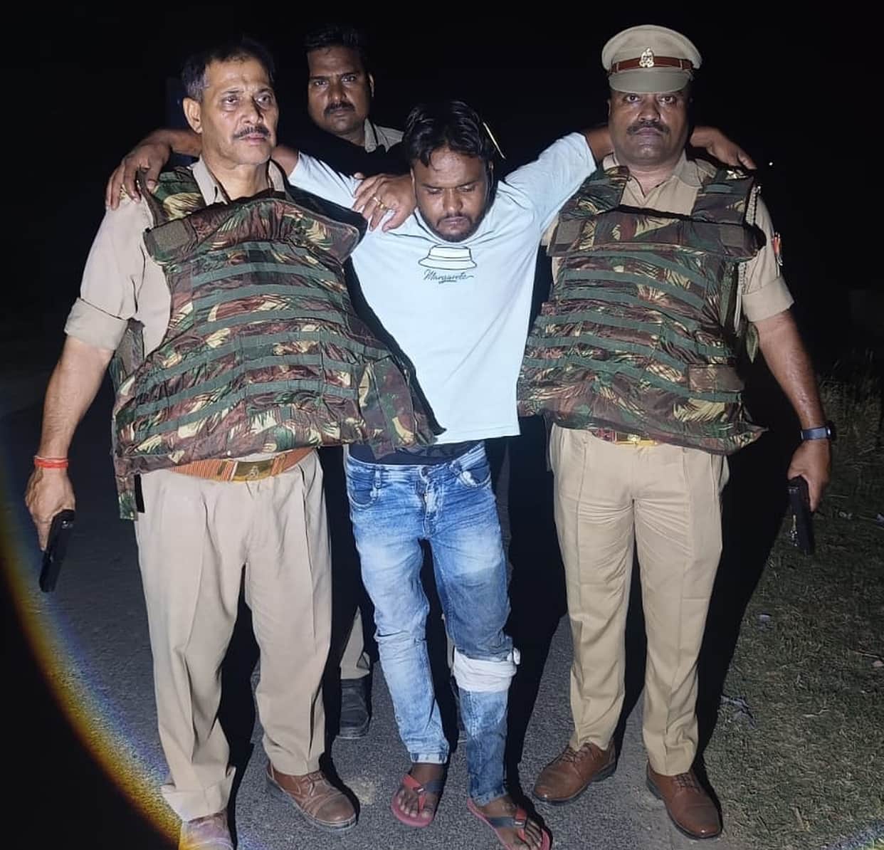 Police exchange fire with criminals; one injured.
