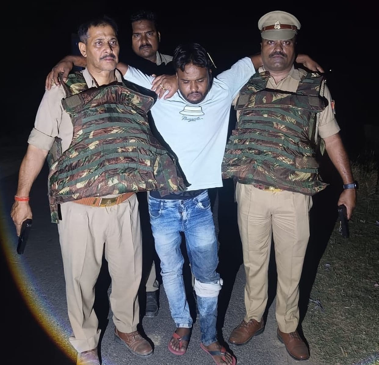 Police exchange fire with criminals; one injured.