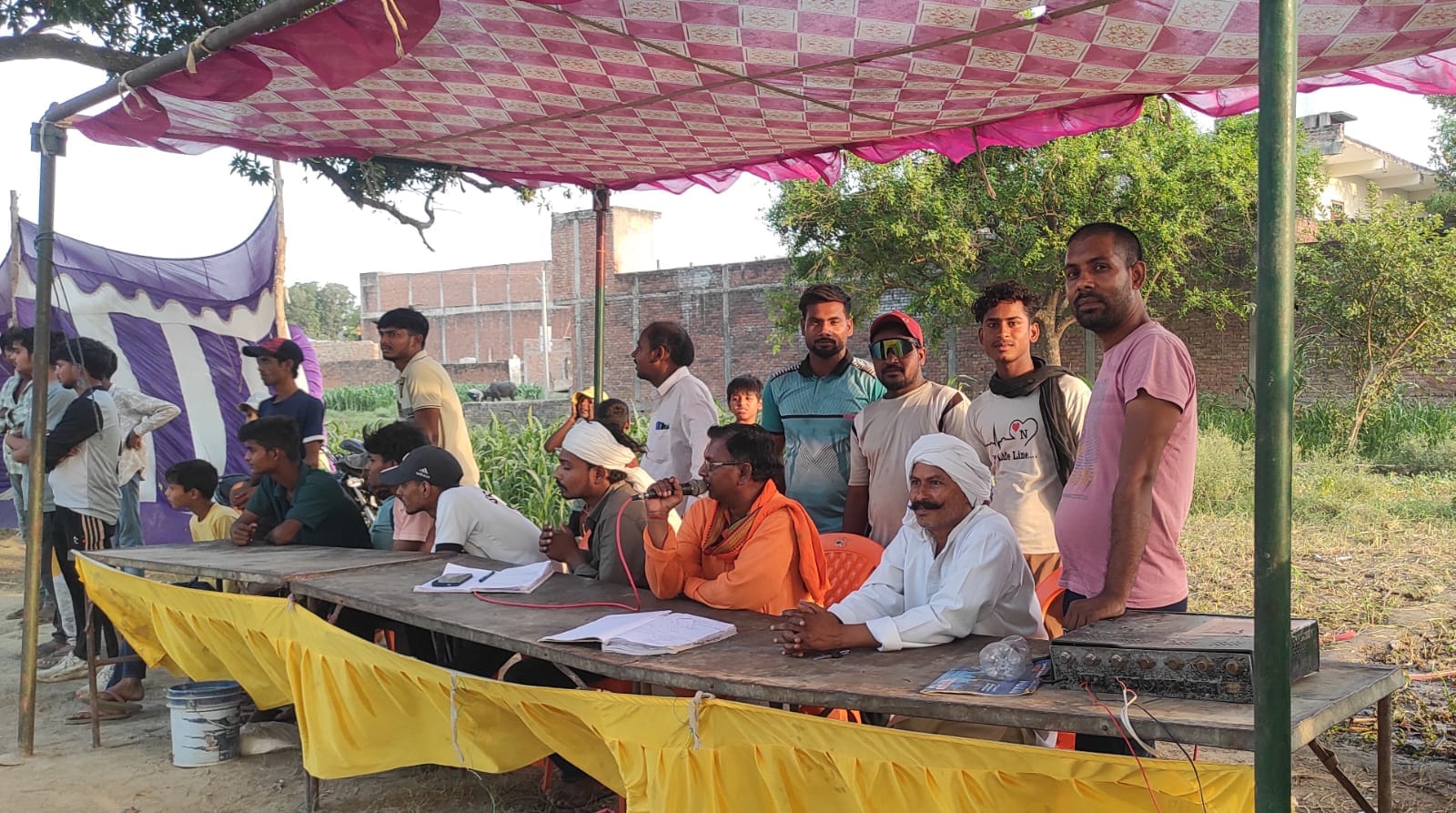 मादपुर में आयोजित क्रिकेट टूर्नामेंट का लुफ्त लेते हुए दर्शक। संवाद