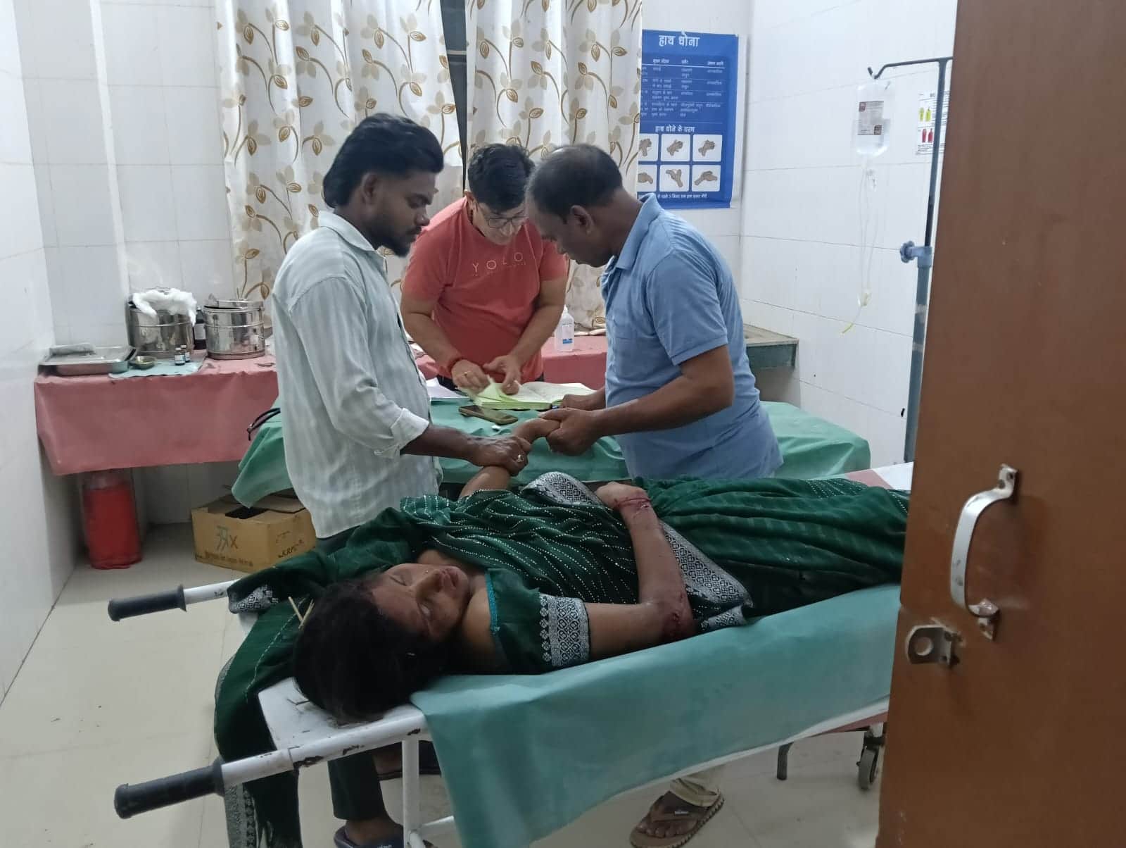 मधुपुर सीएचसी में इलाज करवाती महिला।