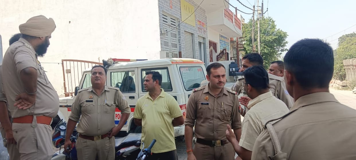 Meat pieces found on Sikri Mahamaya Devi Marg; Hindu Raksha Dal creates a ruckus.