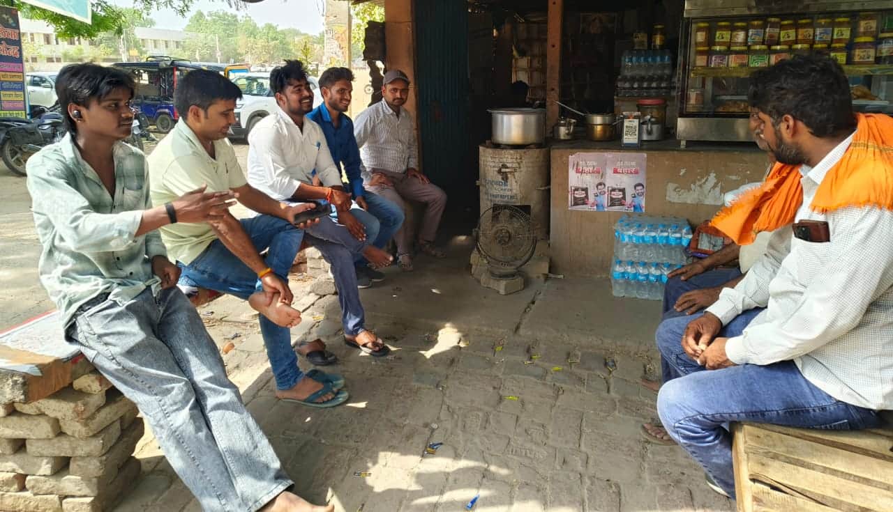  नगर पंचायत अमेठी स्थित दुकान पर चर्चा करते लोग। -संवाद