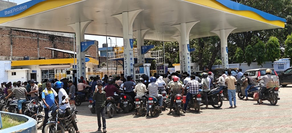 Diesel-petrol fortifications continue... Machi Maramari at petrol pumps