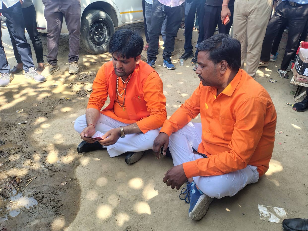 People went to perform Aarti and recite Hanuman Chalisa at the disputed structures, but were stopped by the police