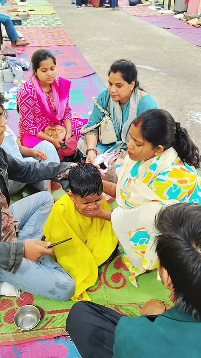 पूर्णागिरि में बच्चे मुंडन कराते परिजन। संवाद