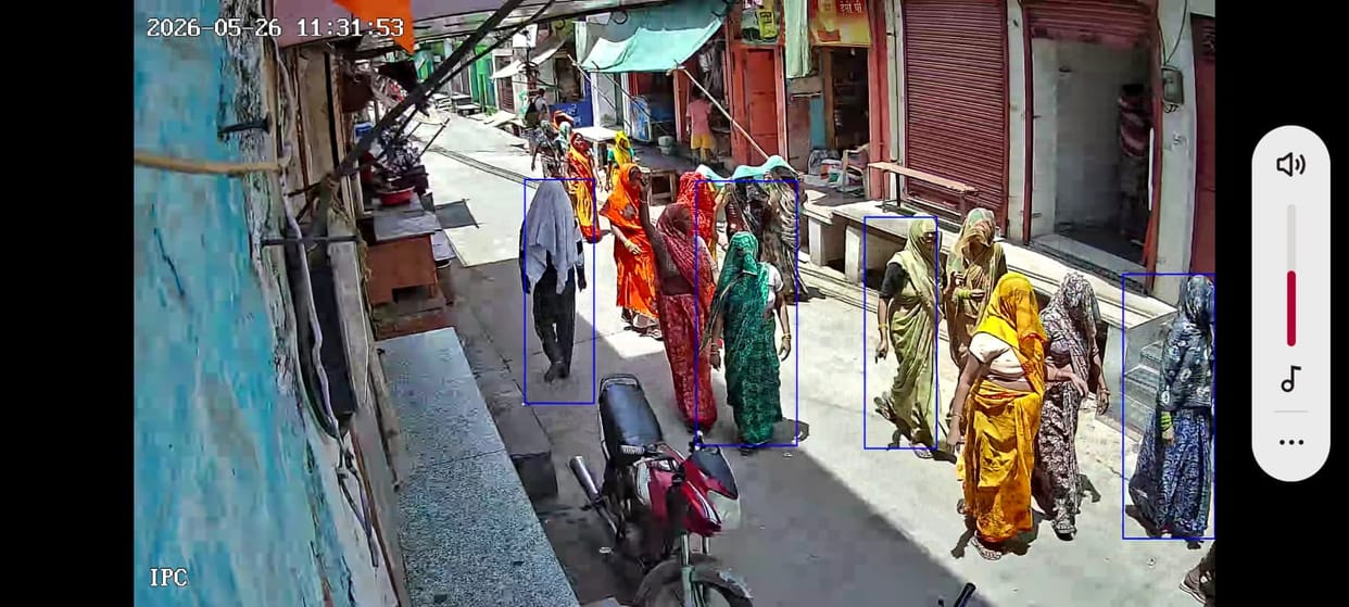 Women, enraged by the drinking water crisis, broke pots at the municipal office.