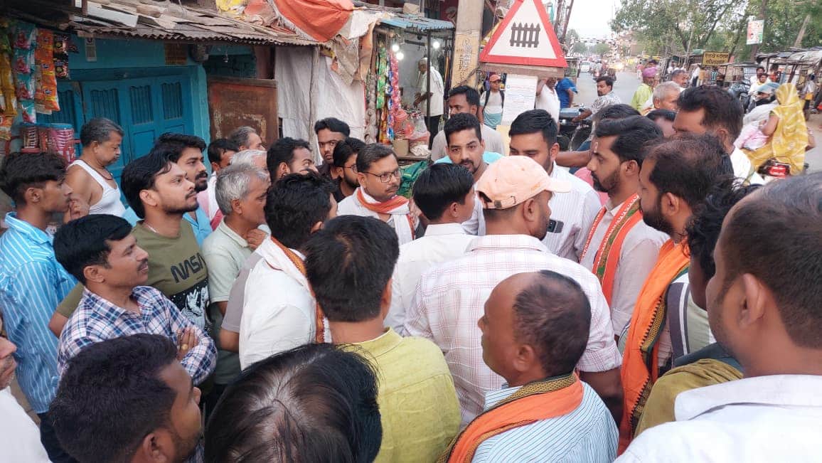 राबट्सगंज रेलवे क्रासिंग के समीप अतिक्रमण हटाने के दौरान लगी भीड़।स्रोत जागरूक पाठक