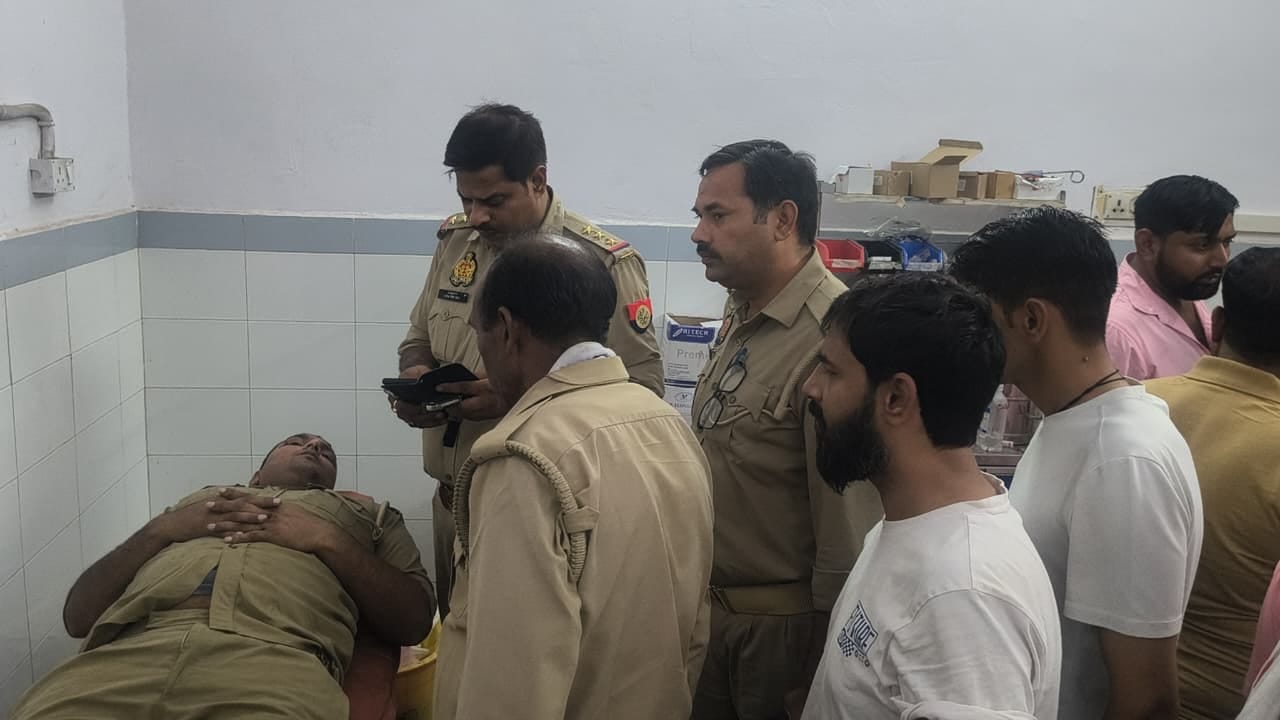 रोडवेज की टक्कट से घायल पुलिस कर्मी का मेडिकल कॉलेज में उपचार कराया गया। स्रोत सोशल मीडिया