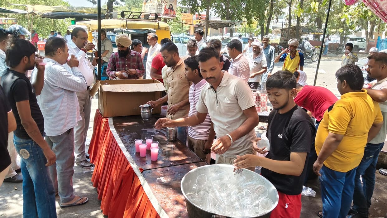 The police served sweet water to passersby