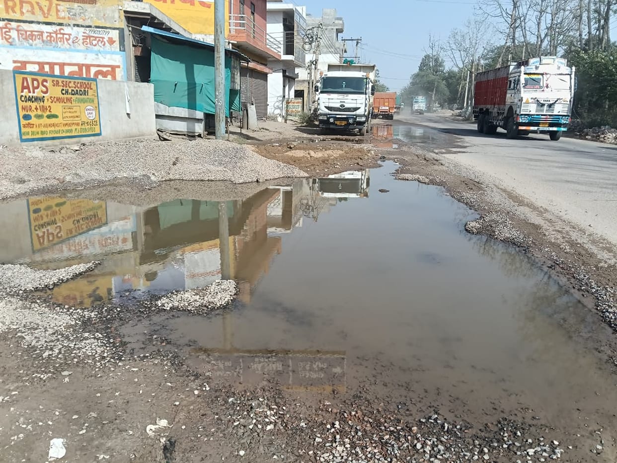 Pipeline at Rawaldhi Chowk broke due to pressure of heavy vehicle, contaminated water filled in front of shops